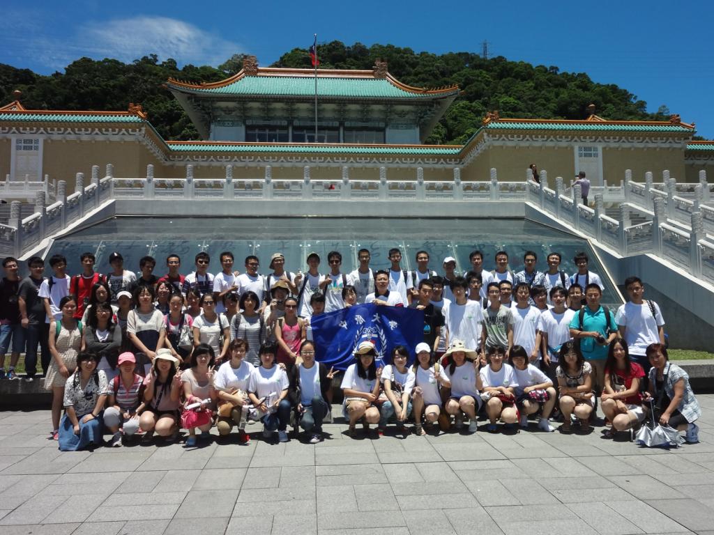 公司及来自各校员工参加中原大学2012暑期实验营合影