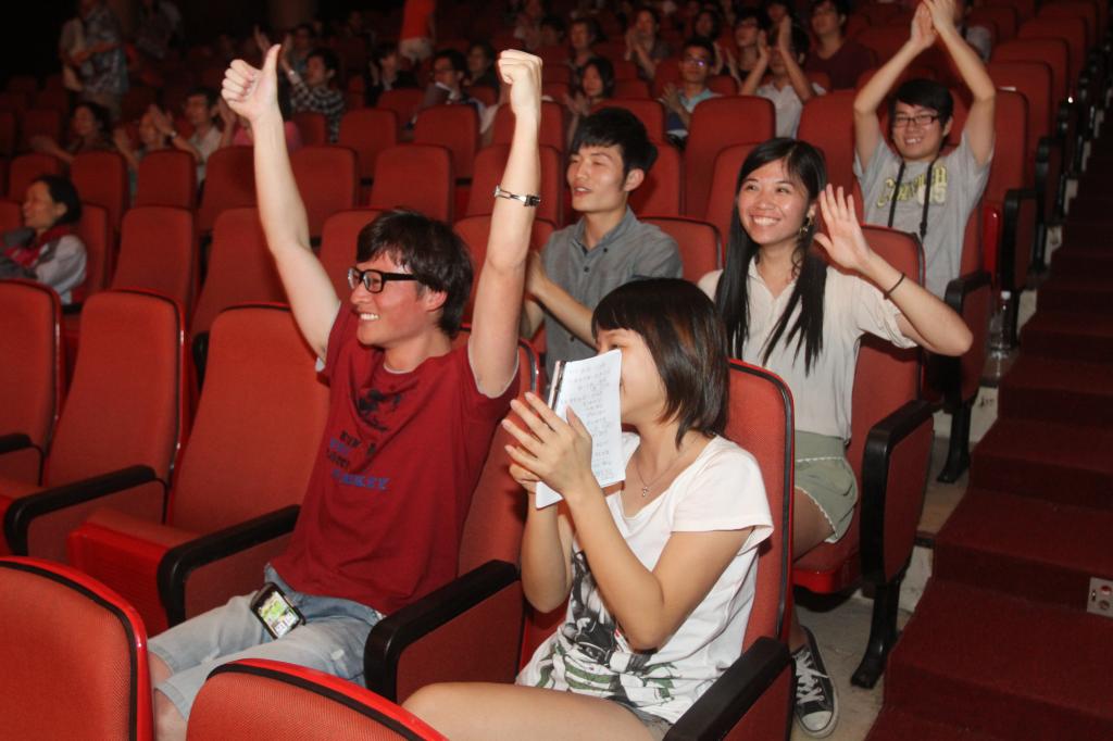 公司在中原大学交流员工到场加油祝贺