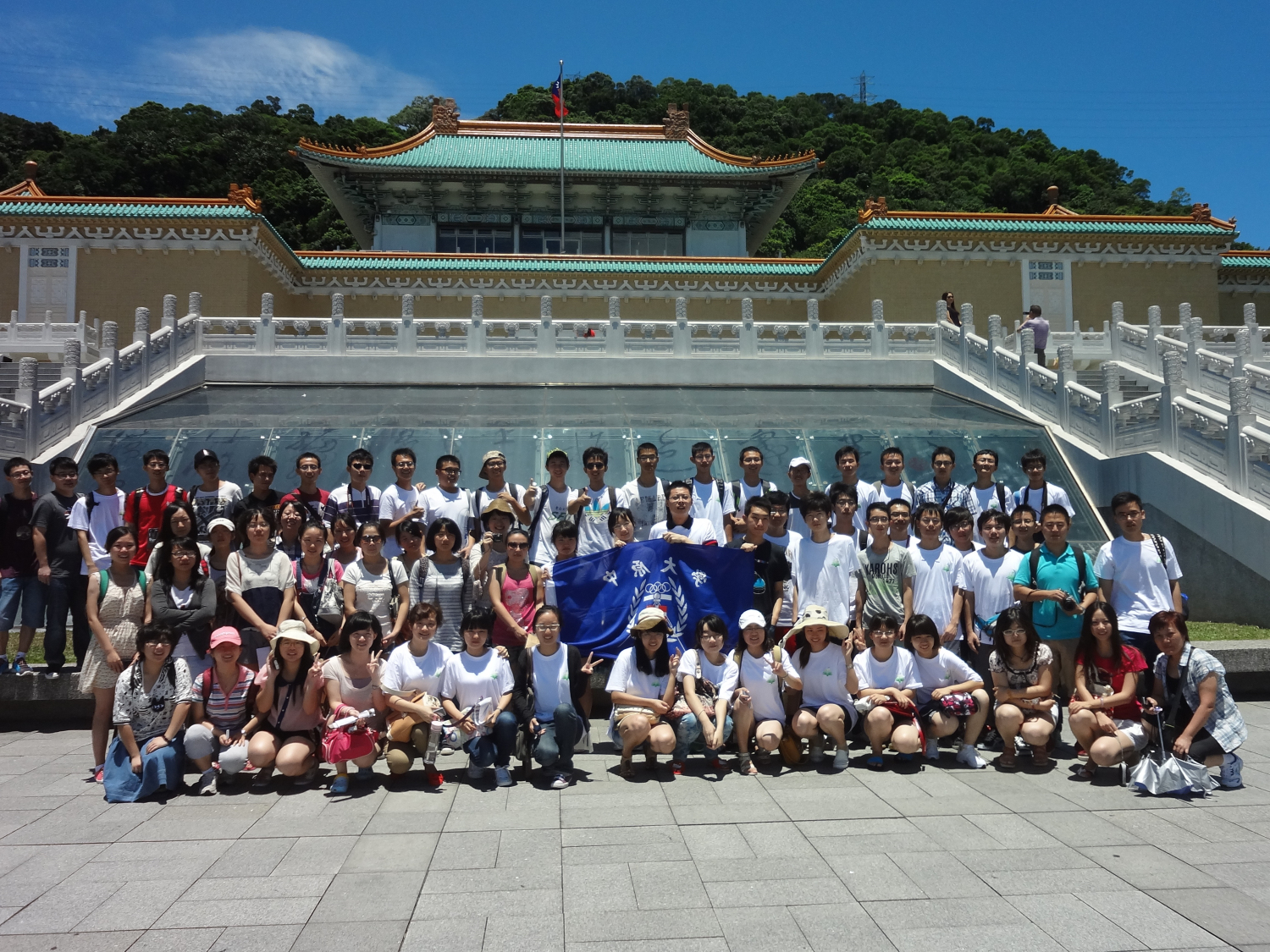 公司及来自各校员工参加中原大学2012暑期实验营合影